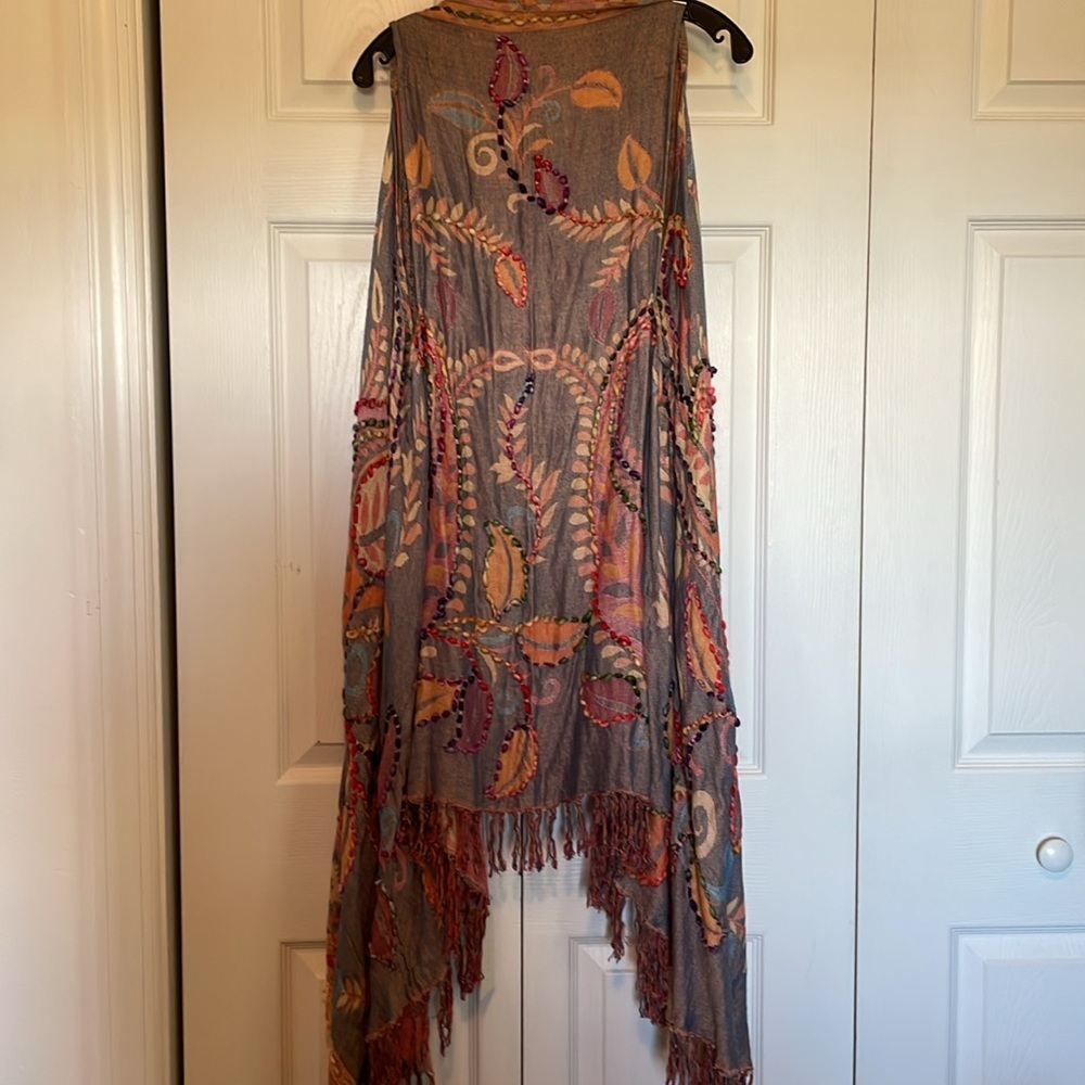 Raj Rose Vest thick stitch embroidery bold pattern boho contemporary breezy vest - Picture 8 of 12